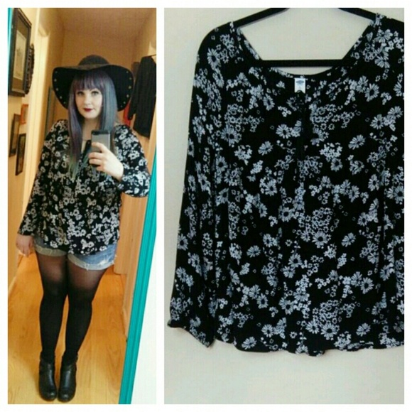 Old Navy Tops - SALE!!! 🌻Flowy Floral Top🌻